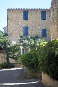 Vaugines budynek niebieskie okiennice