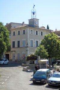 Vaugines ratusz i fontanna