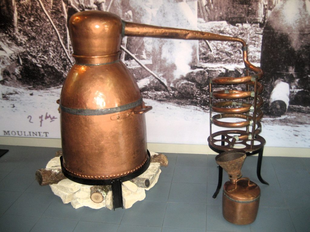 Muzeum lawendy historyczne urządzenia do destylowania