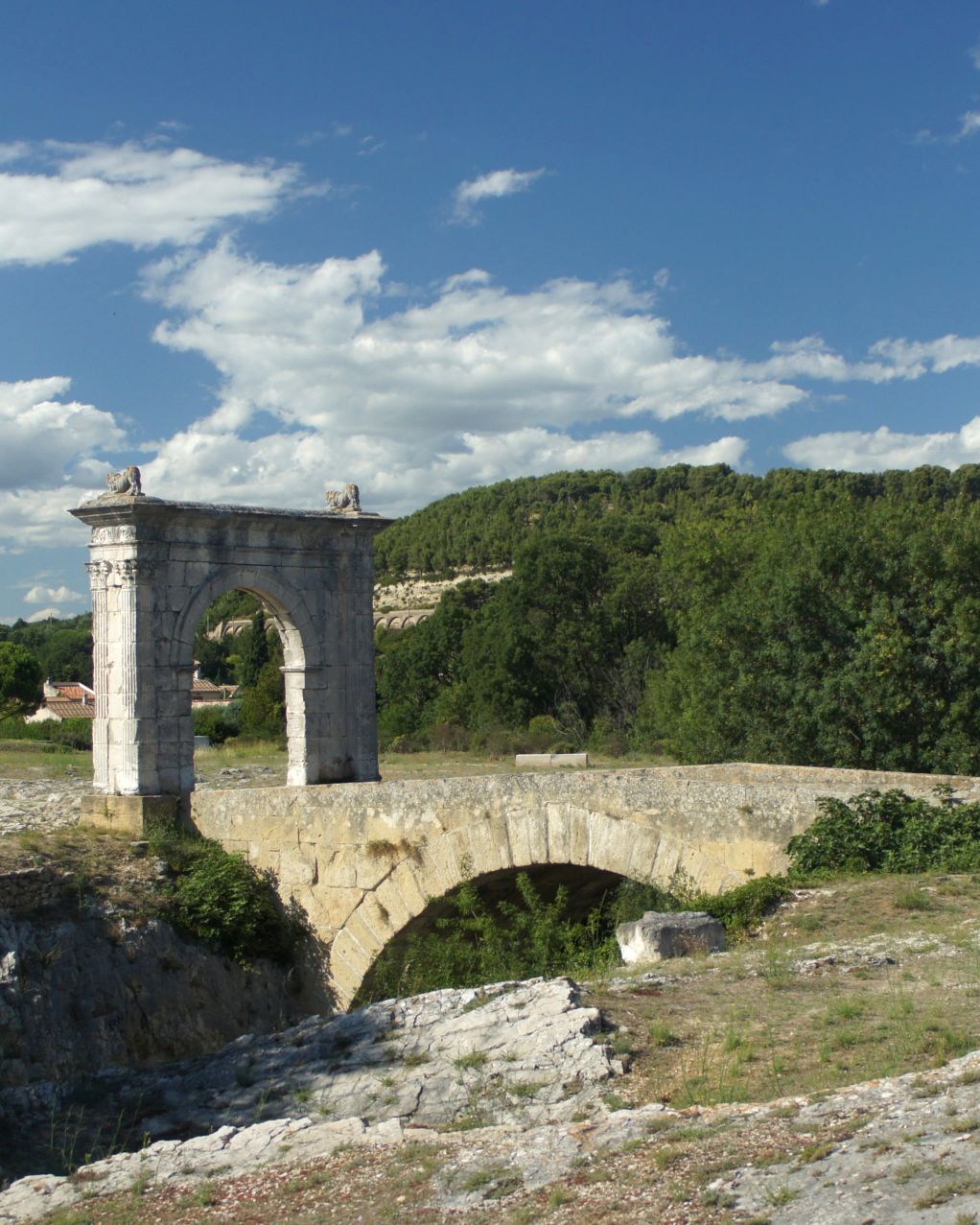3 starożytne zabytki w Alpilles Pont Flavien