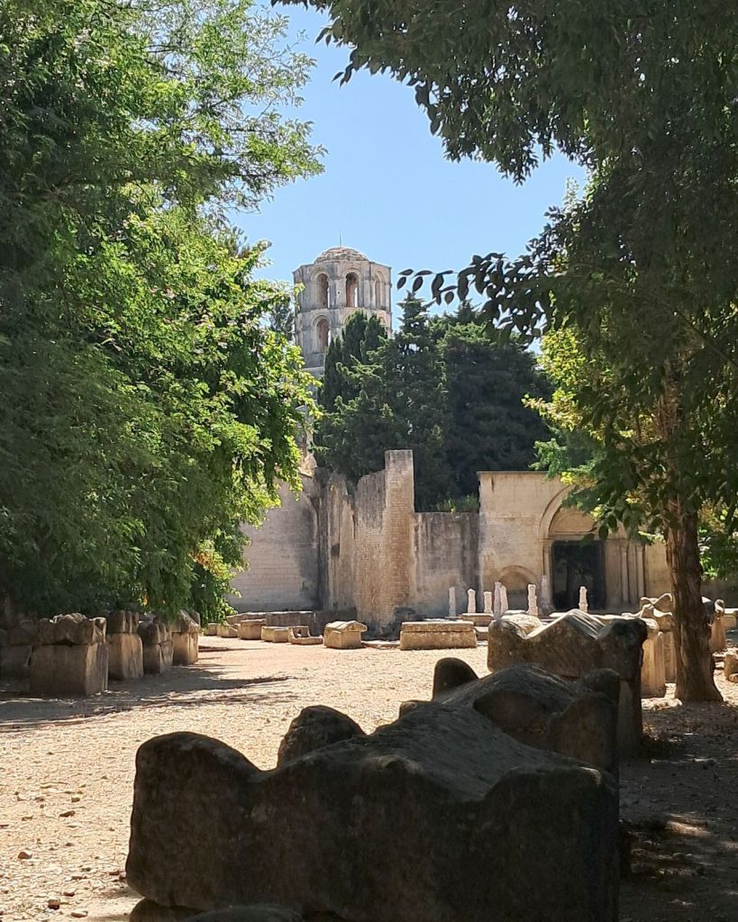 Arles-Alyscamps aleja z drzewami