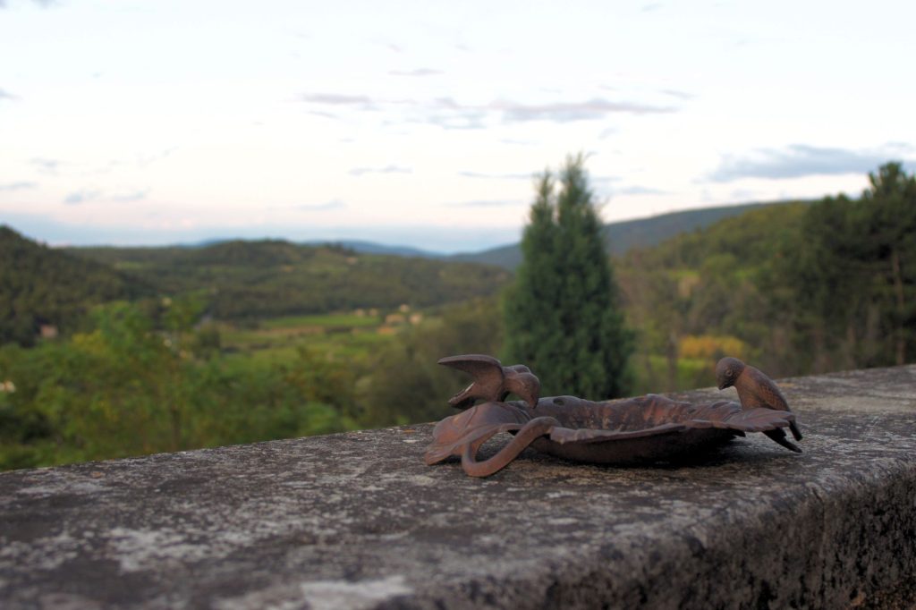 Menerbes popielniczka w kawiarni