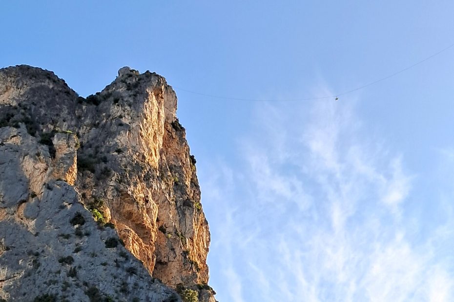 Moustiers-Sainte-Marie-gwiazda między skałami