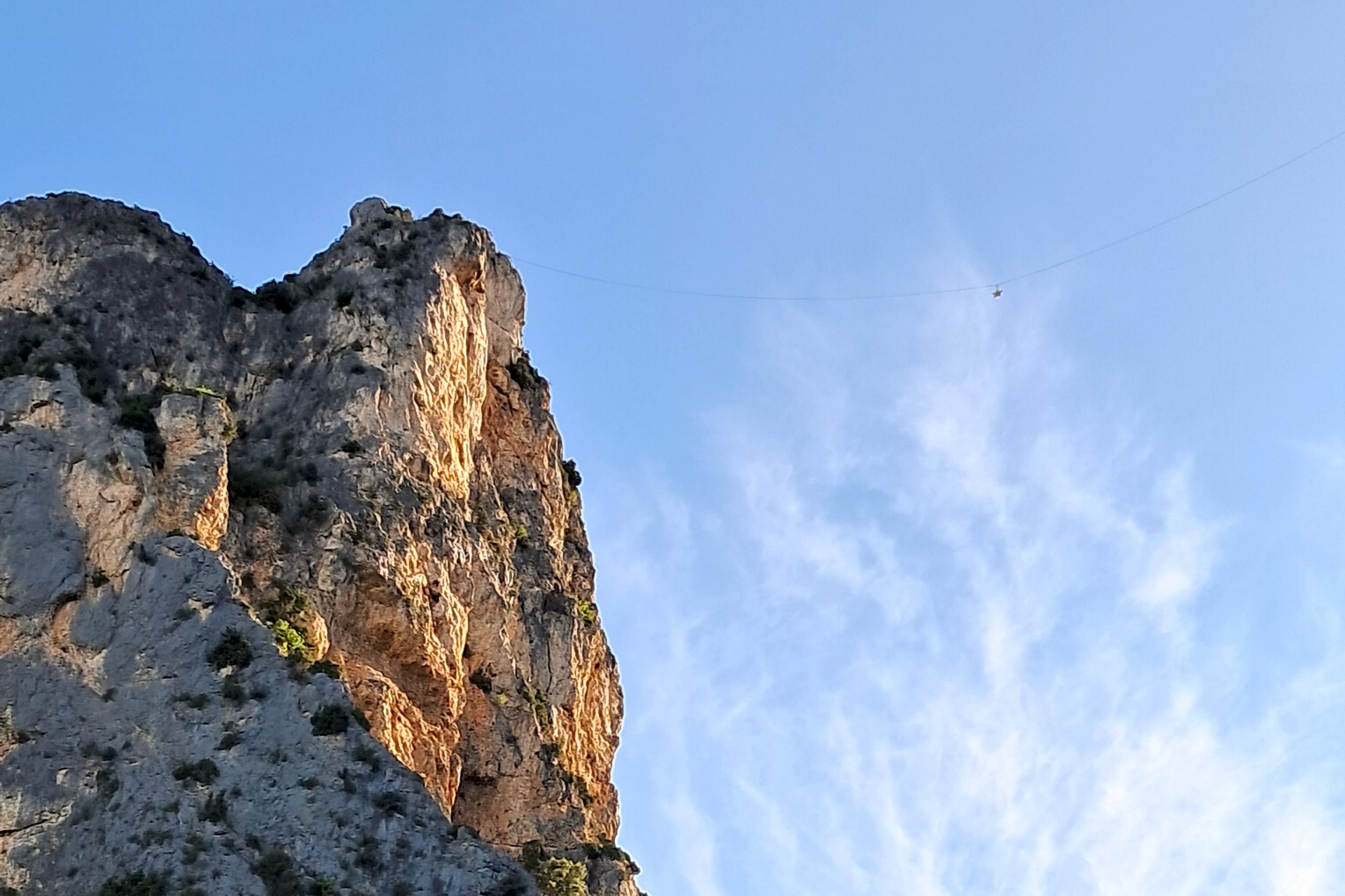 Moustiers-Sainte-Marie-gwiazda między skałami